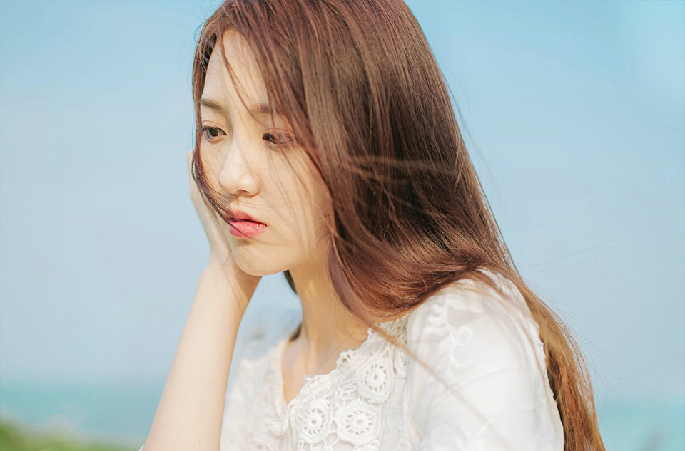 我每天都在和自己斗争，在喜欢你和放弃你之间徘徊不定！